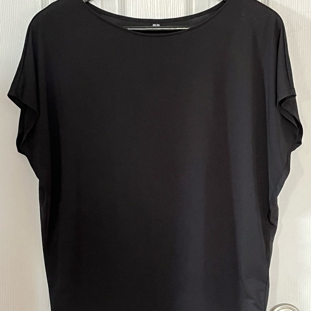 Uniqlo black short-sleeve top